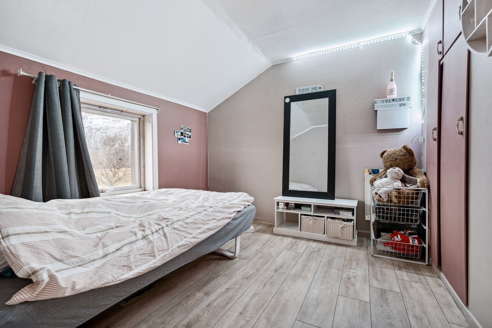 Soverom 2 - Romslig soverom med plass til seng og garderobeløsning. Galleribilde