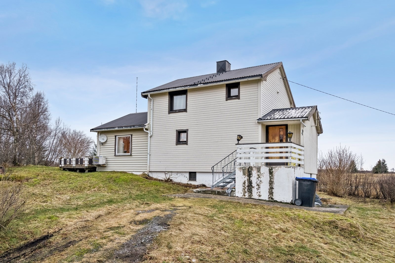 Boligen ligger meget fint til med nærhet til det meste man trenger. Galleribilde