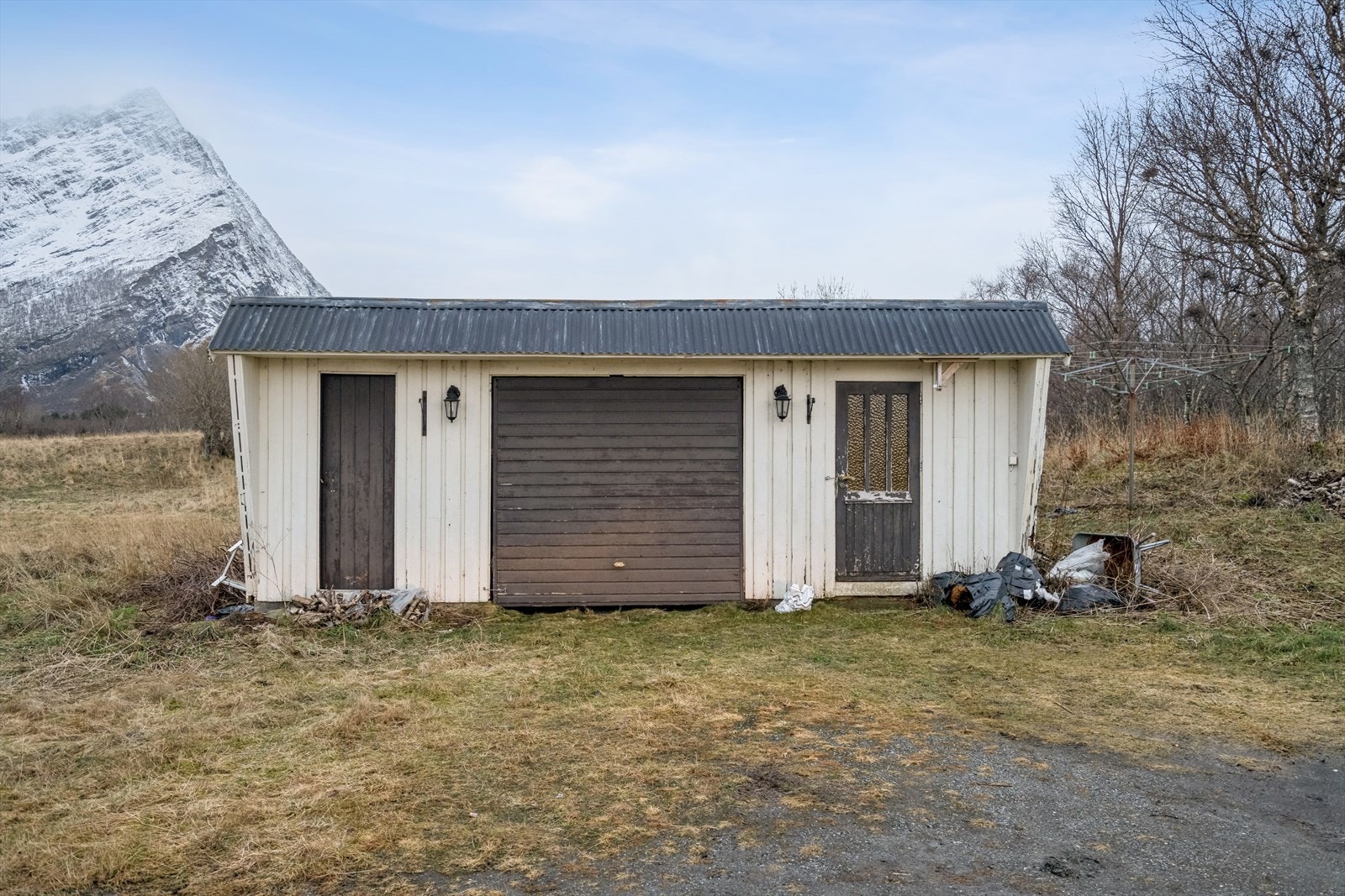Fra boligen har du kort vei til dagligvare, skole, barnehage og flotte turmuligheter. Galleribilde