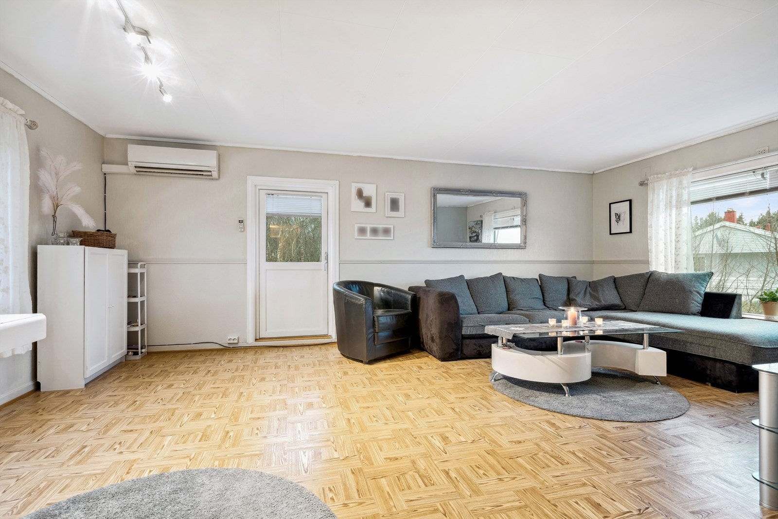 Fra stuen har du utgang til en romslig og solrik balkong/platting på 20kvm. Galleribilde