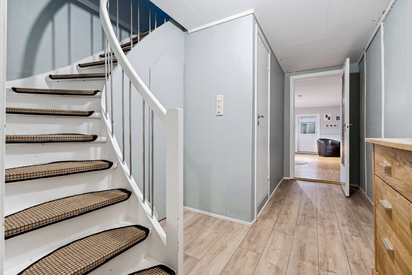 Gang med trapp opp til 2.etasje og inngang videre inn i stuen. Galleribilde