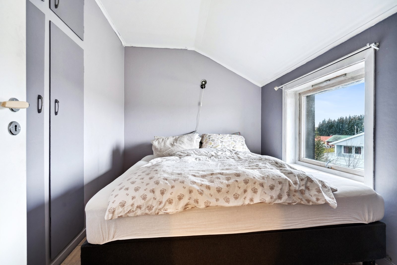 Soverom 1 med innebygd garderobeskap og flott utsikt. Galleribilde