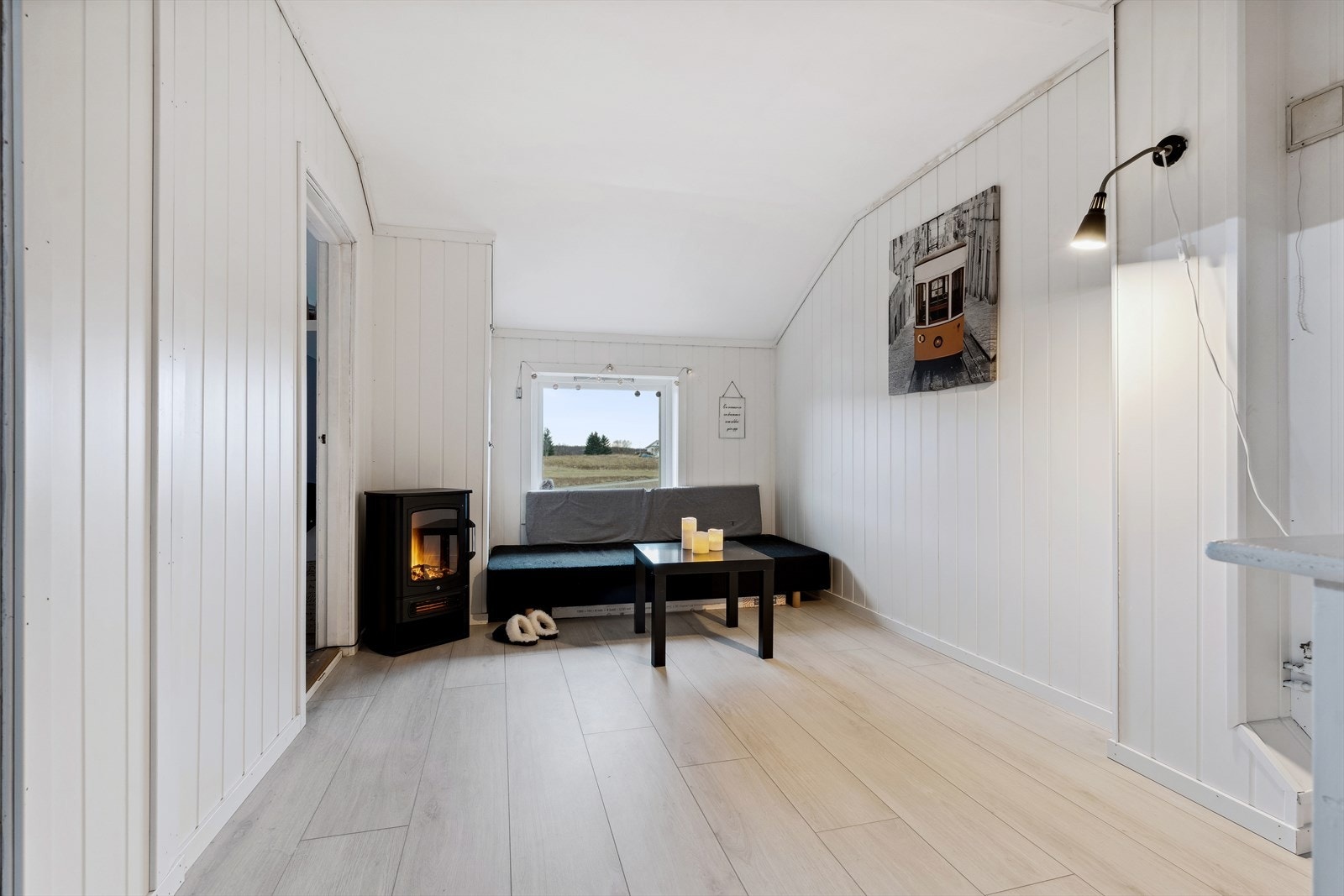 Praktisk loftstue med god plass til til sofakrok. Vedovn gir ekstra hygge. Galleribilde