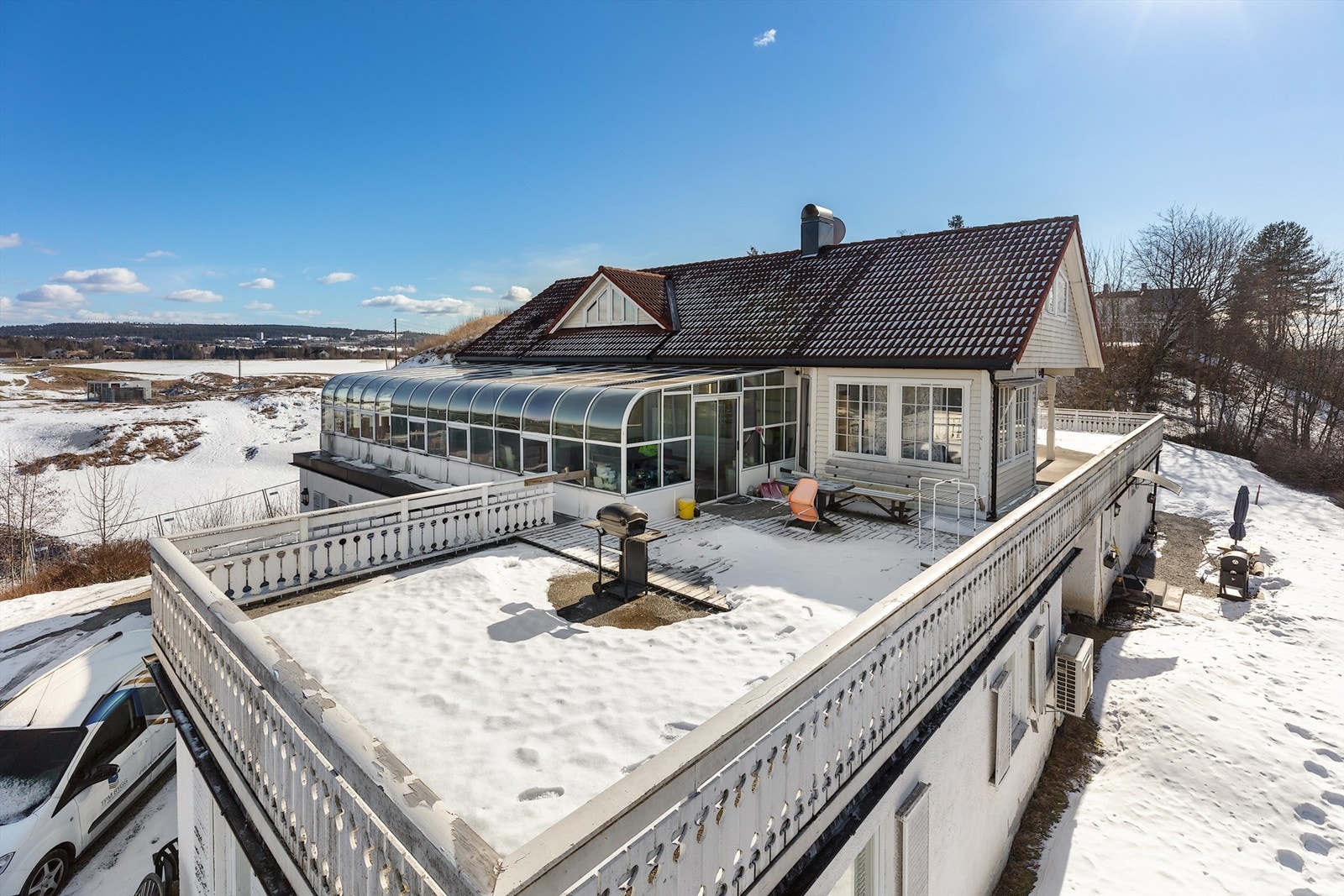 Boligen har store uteområder med gode solforhold gjennom hele dagen Galleribilde