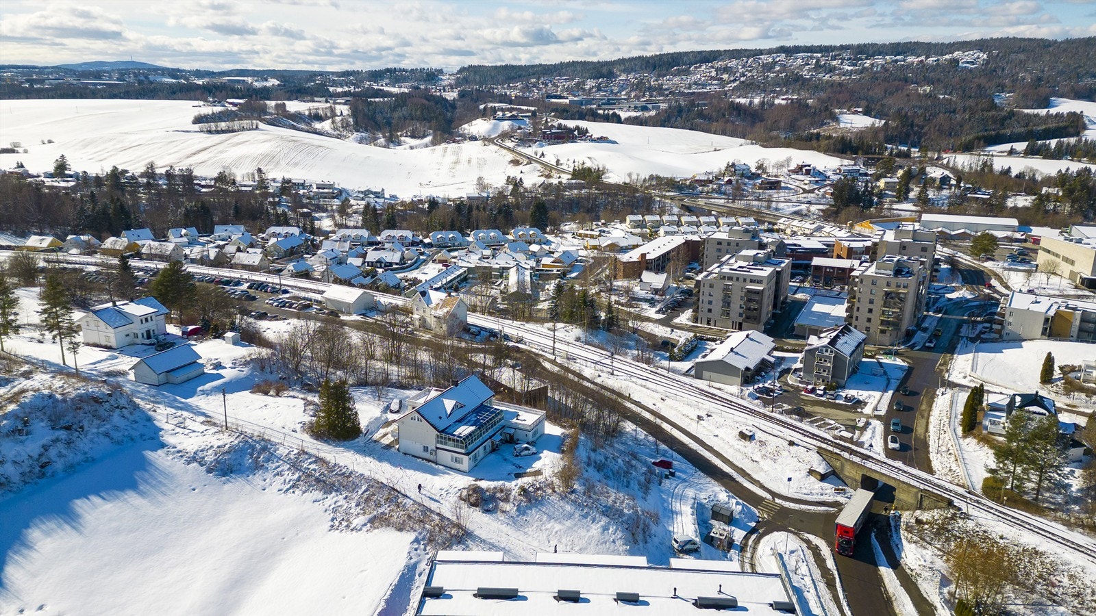 Fra Frogner er det et godt utbygd nett av gang- og sykkelveier som gjør det trygt å ferdes for barn til skolekamerater i nærheten, f.eks. til Lindeberg, Vardefjellet og Lunderåsen Galleribilde