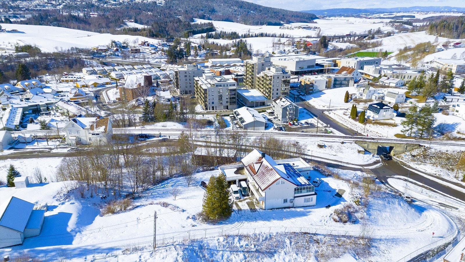 Boligen ligger på en stor tomt på ca. 2600 kvm Galleribilde