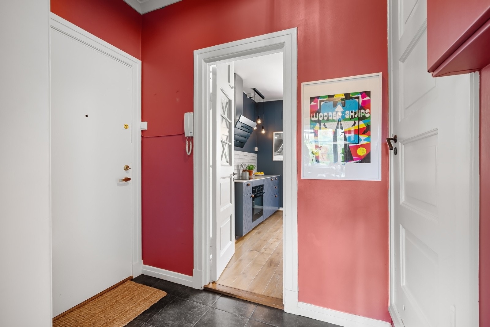 Entréen er romslig med rustikke mursteinsvegger og knagger hvor klær og sko enkelt kan henges fra seg. Galleribilde