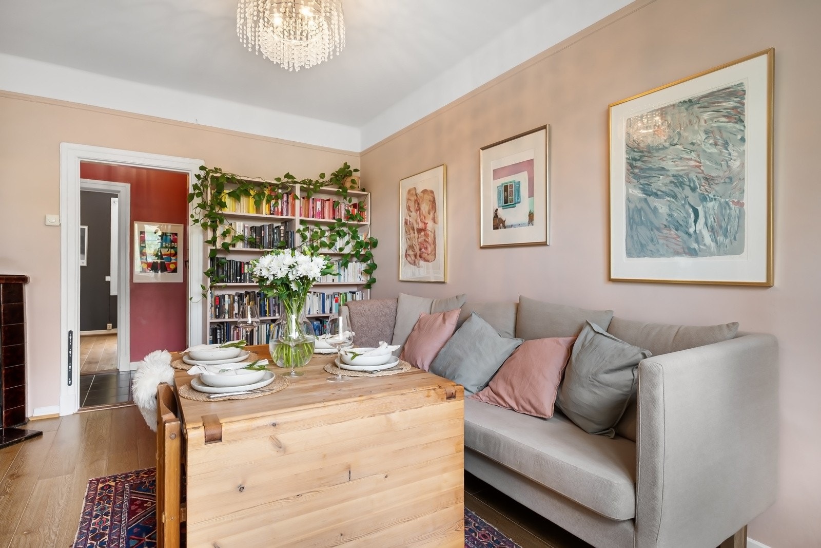 Stuen har generøs takhøyde på ca. 2.77 m. Galleribilde