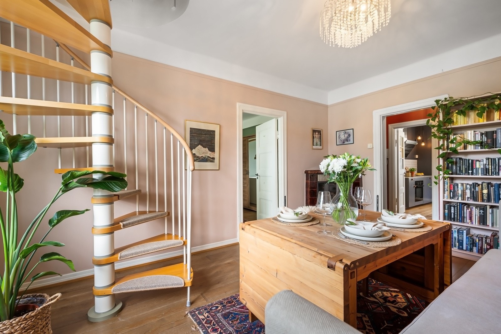 Fra stuen/spisestuen er det direkte adkomst til et av boligens soverom. Galleribilde