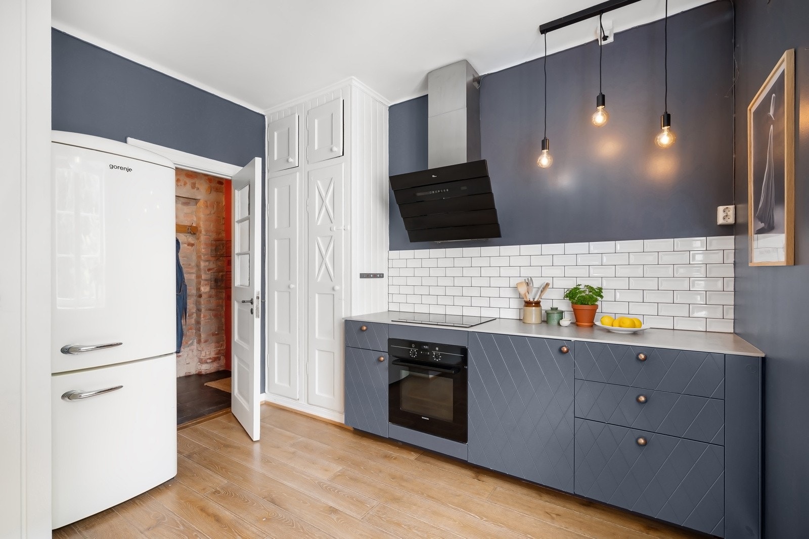 Det er også plass til et hyggelig kjøkkenbord ved vindu med utsikt mot bakgården. Galleribilde