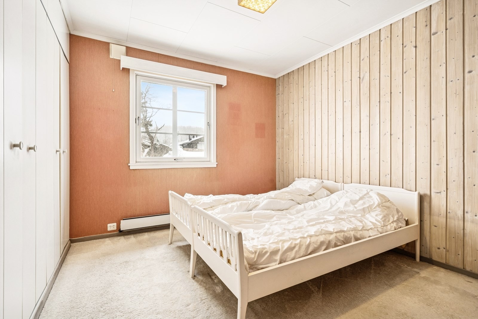 Soverom I - God plass til dobbeltseng og garderobeskap. Galleribilde