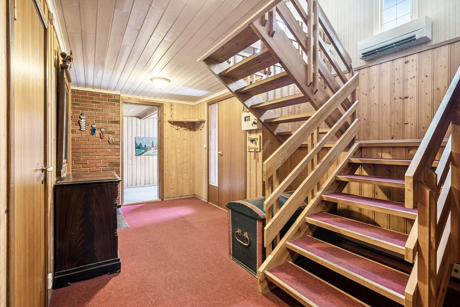 Trapp mellom hovedetasje og underetasje. Galleribilde