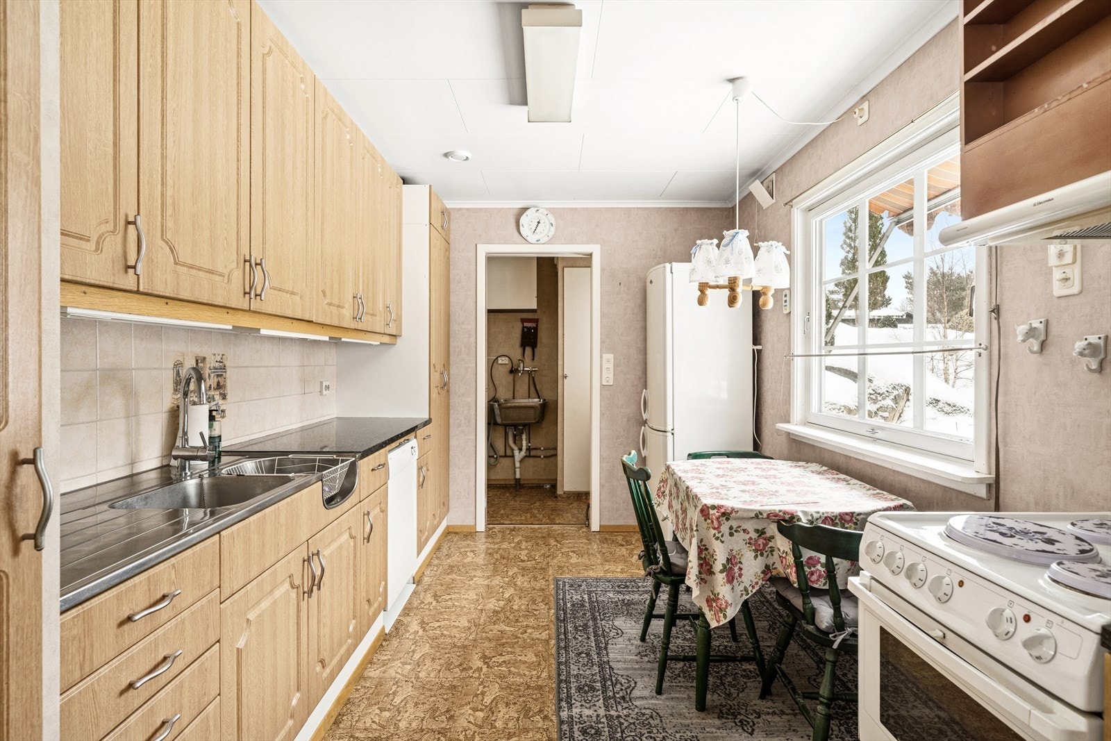 Kjøkkenet har en klassisk utforming med god skap- og benkeplass. Det er plass til et hyggelig lite kjøkkenbord med utsyn mot nabolaget. Galleribilde