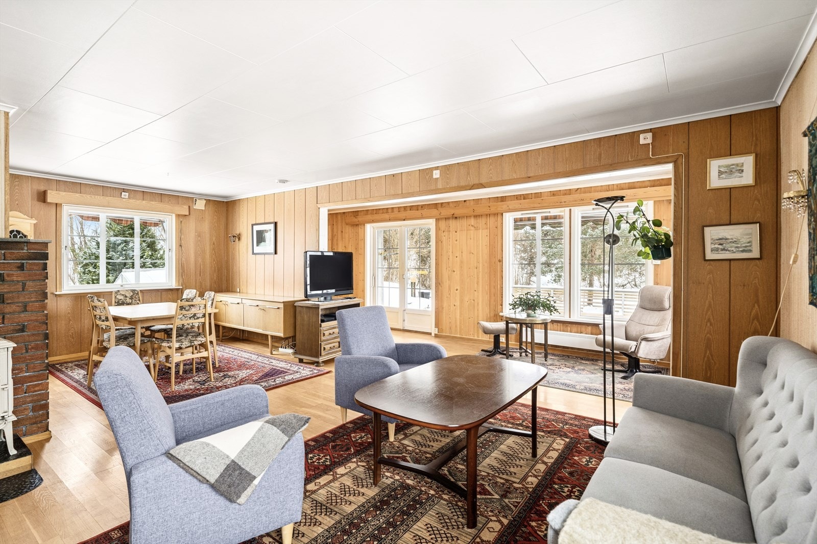 Her er det plass til både sofagruppe og spiseplass. Galleribilde