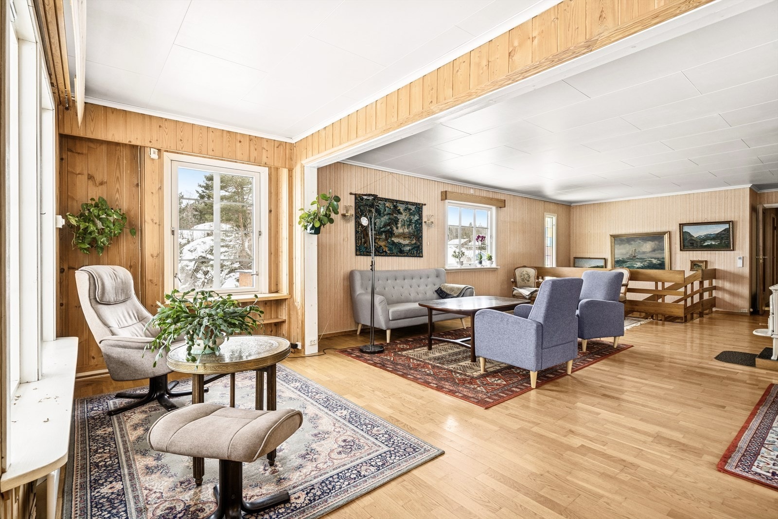 Fra stuen er det utgang til terrasse, som gir fine muligheter for uteopphold i sommermånedene. Galleribilde