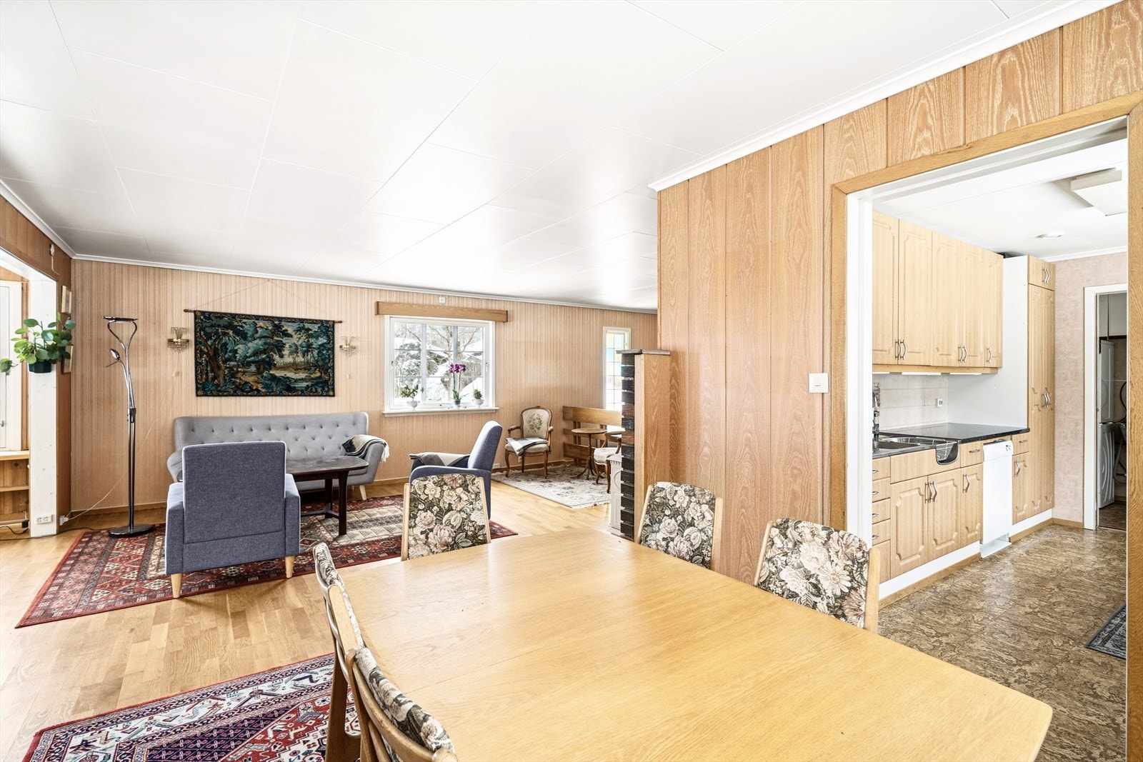 Spisestuen har god plass til et hyggelig langbord med plass til familie og venner. Galleribilde