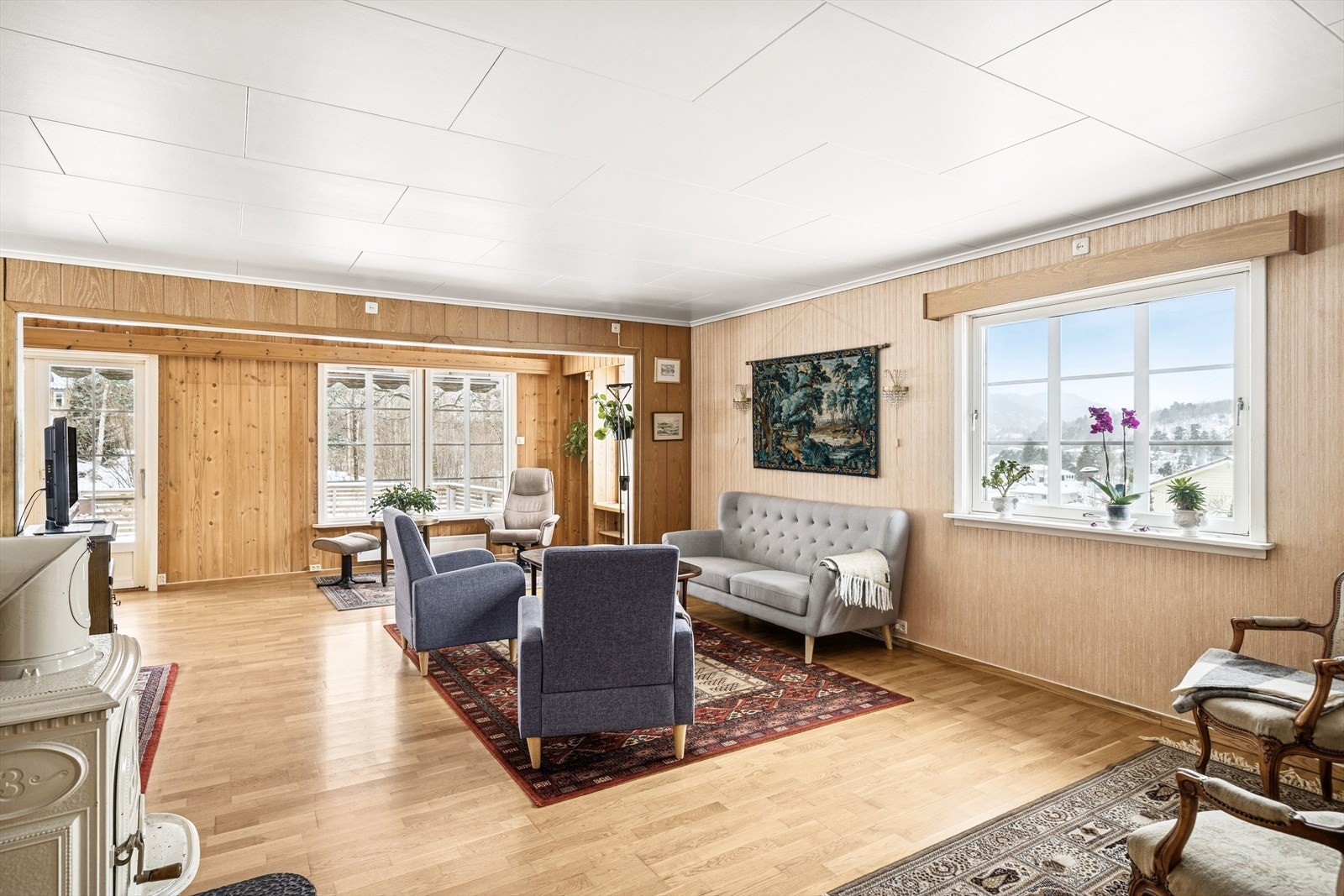 Stuen er romslig og har gode vindusflater som slipper inn rikelig med naturlig lys. Galleribilde