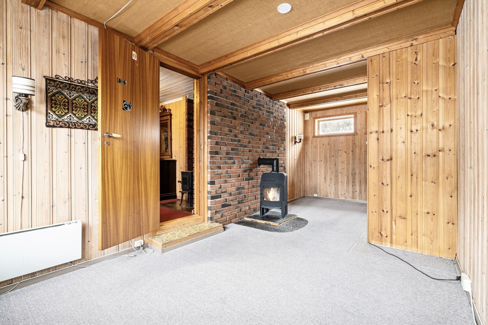 Underetasjen inneholder et romslig rom som i dag benyttes som kjellerstue. Rommet er ikke godkjent for varig opphold. Se punkt under ferdigattest for mer informasjon. Galleribilde