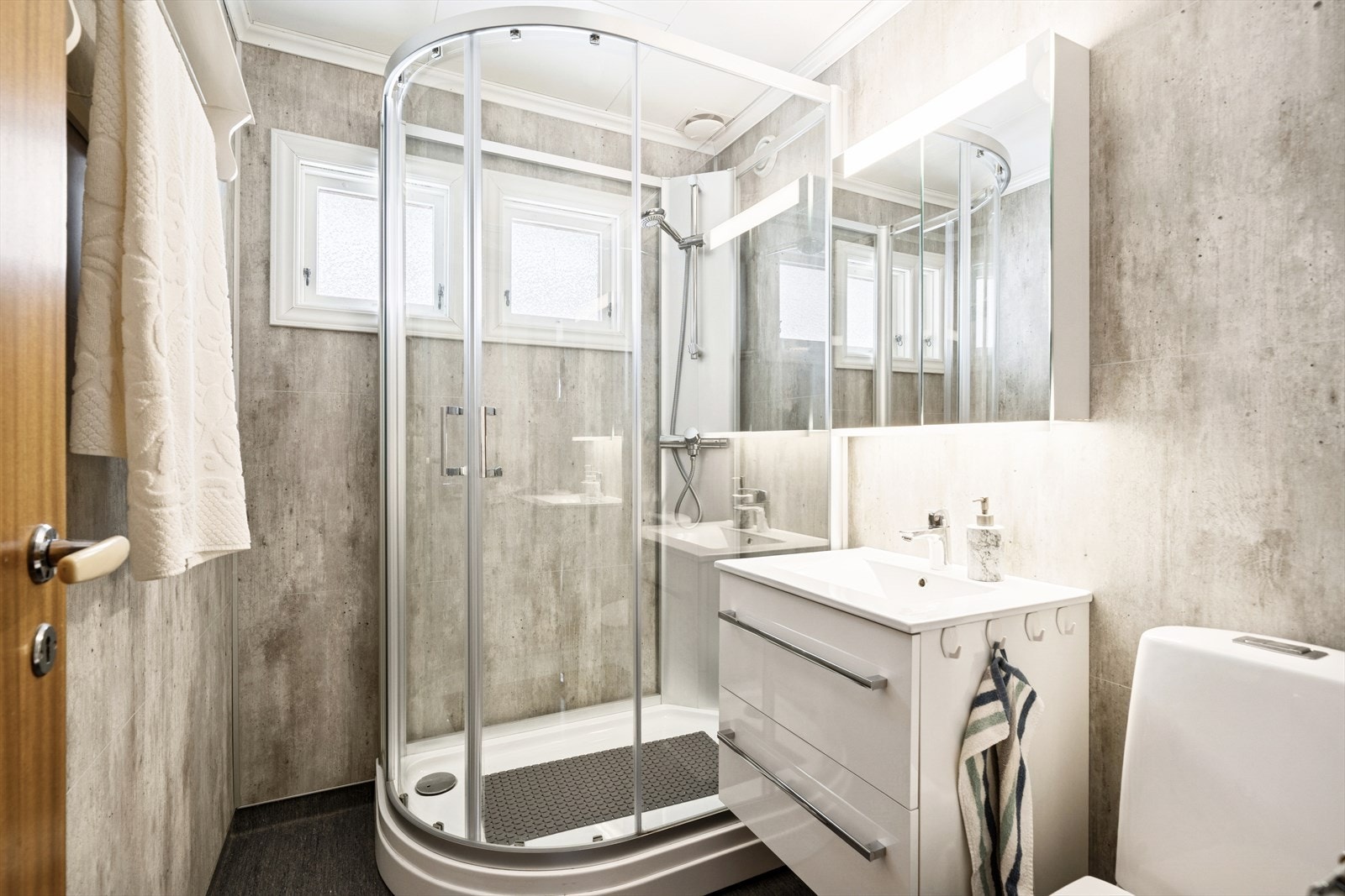 Badet i hovedetasjen er pusset opp i 2016 og fremstår som funksjonelt, med gulvbelegg og våtromsplater. Galleribilde