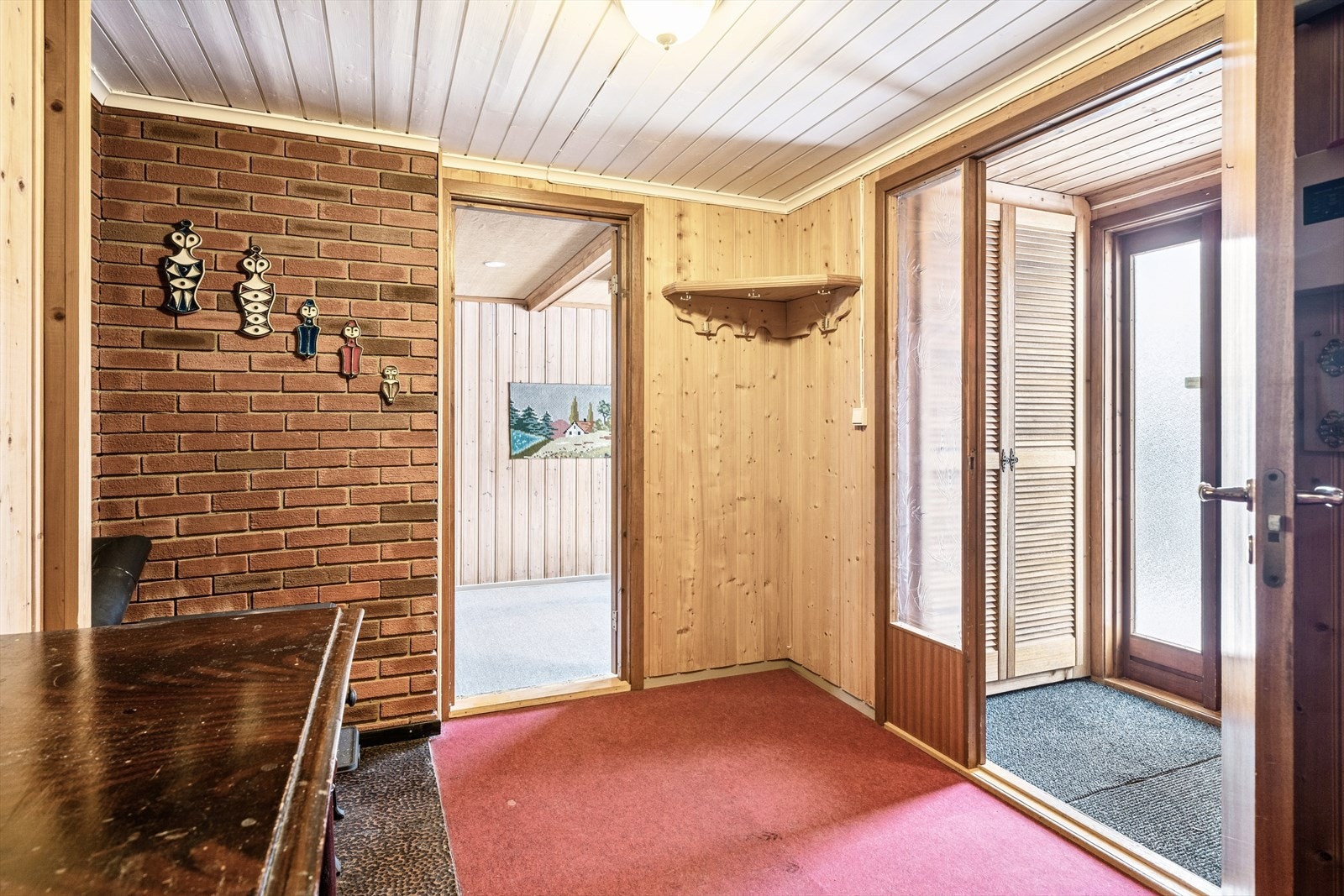 Boligen har adkomst via entré i underetasjen, som gir et praktisk og skjermet inngangsparti. Galleribilde