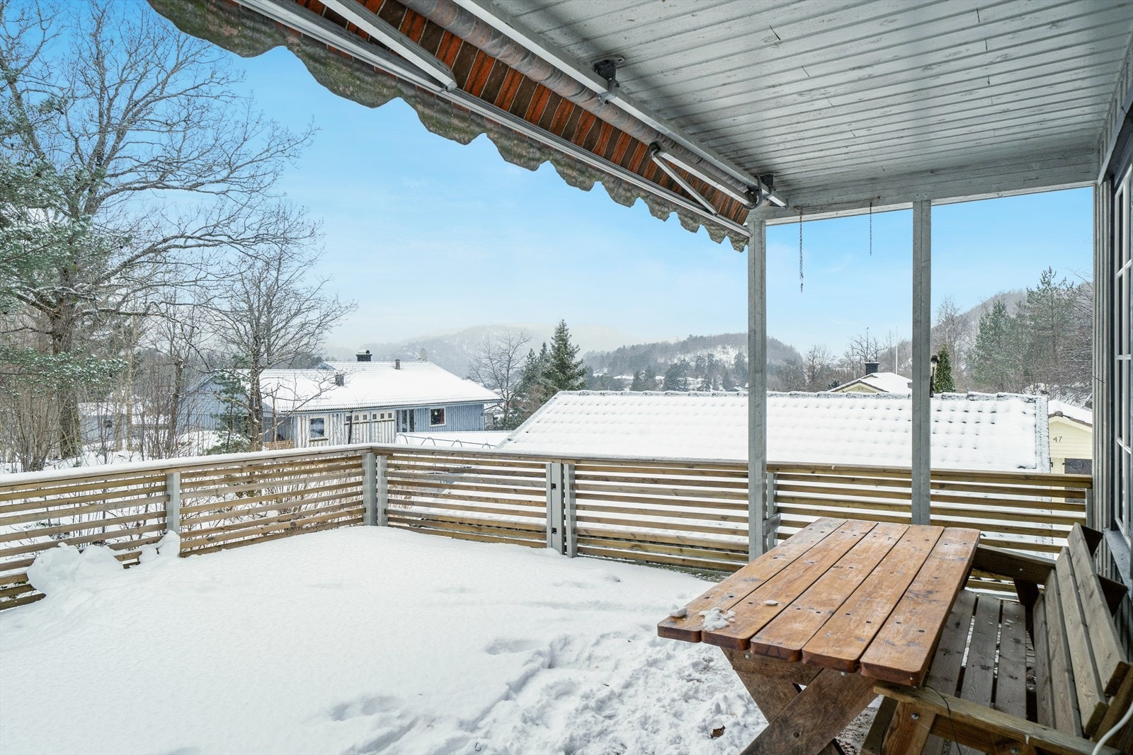 Terrassen er romslig, delvis overbyd og har markise som skygger for solen. Galleribilde