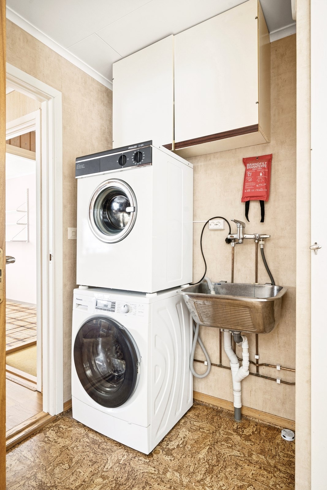 I tilknytning til kjøkkenet ligger et separat vaskerom med praktisk plass til vaskemaskin og utstyr. Galleribilde