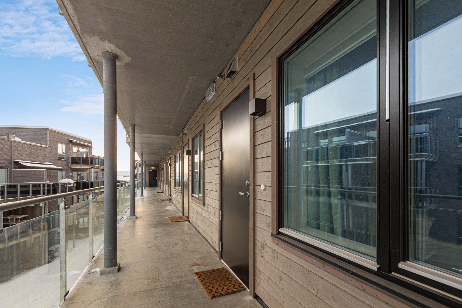 Det er tilgang til 3. etasje via heis eller trappeoppgang som fører til svalgangen. Galleribilde