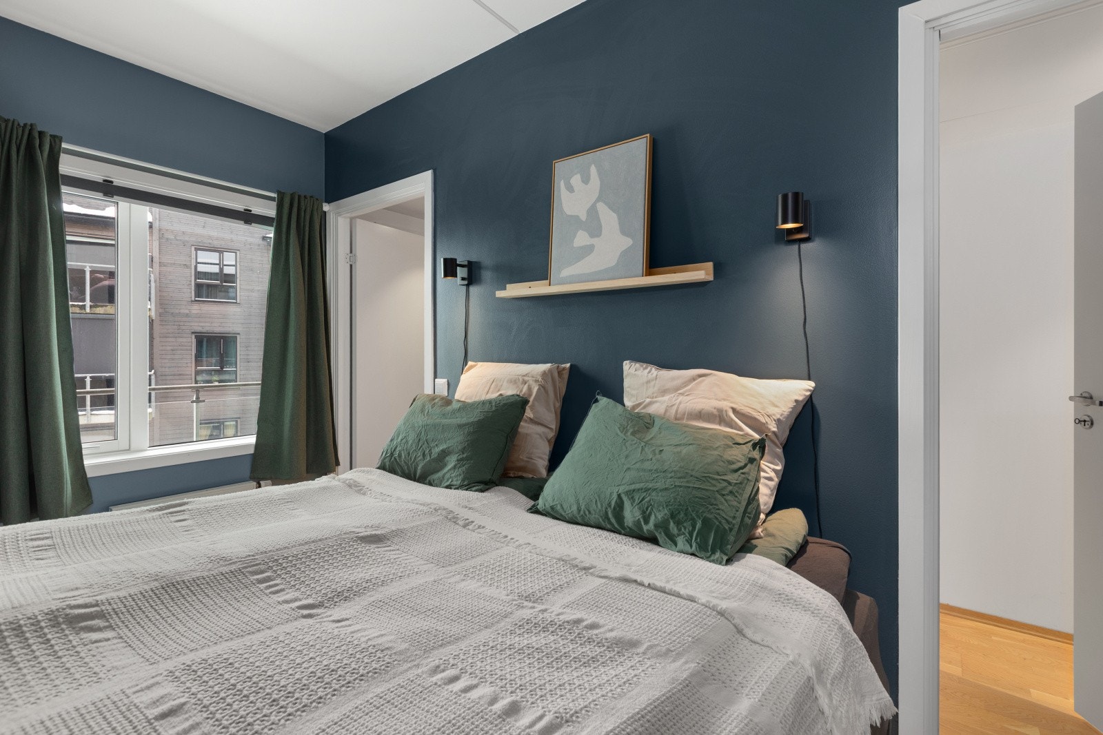 Soverommet har to adkomstdører, noe som gir en praktisk og fleksibel tilgang til rommet. Galleribilde