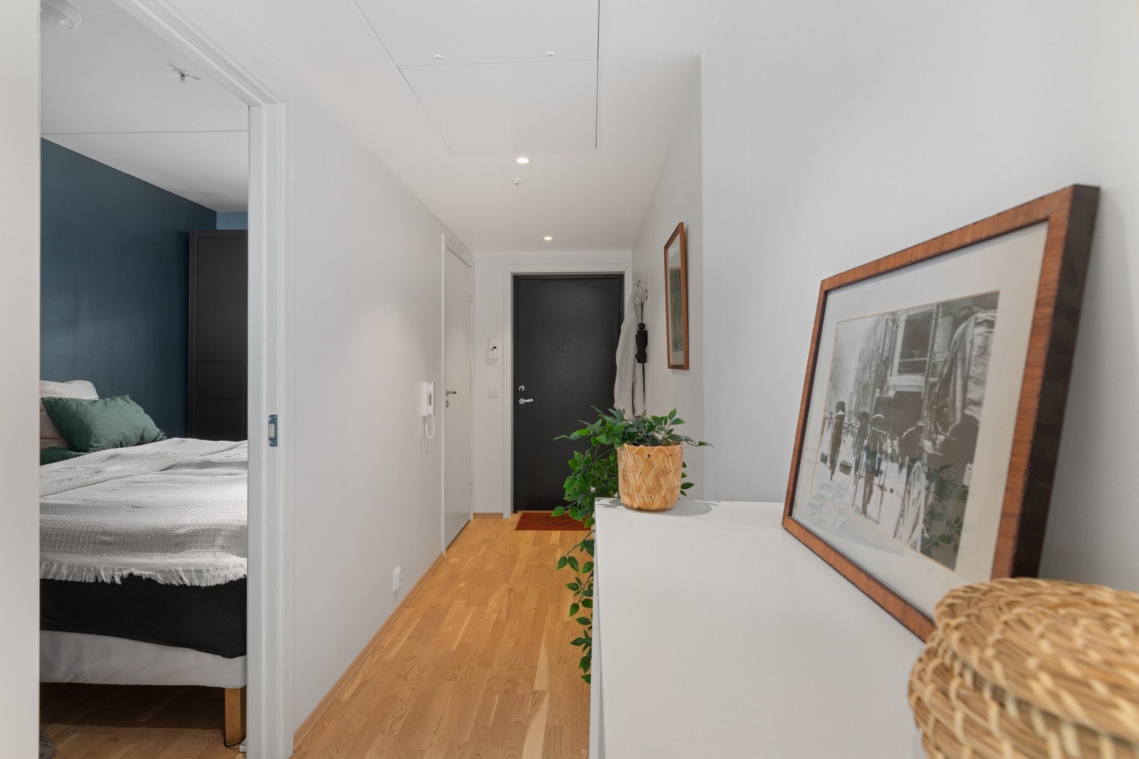 Gangen har godt med plass til garderobeskap for yttertøy og sko, noe som gir en praktisk og ryddig entré. Galleribilde