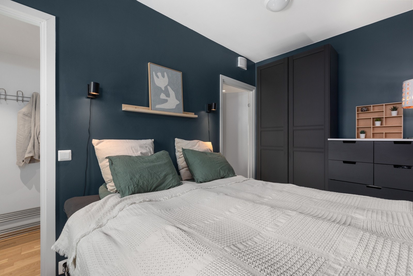 Et pent, malt soverom innredet med garderobeskap som medfølger, noe som gir både gode oppbevaringsmuligheter og et helhetlig uttrykk. Galleribilde