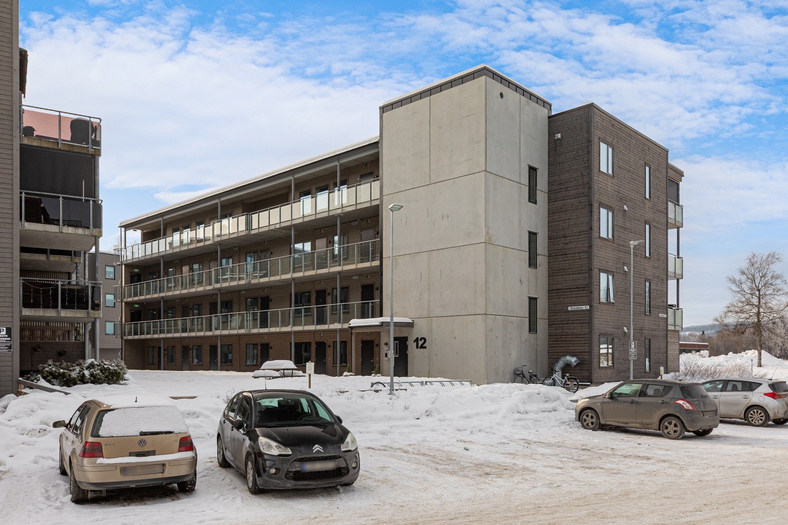Det er gjesteparkering foran bygningen som gjør det enkelt for besøkende. Galleribilde