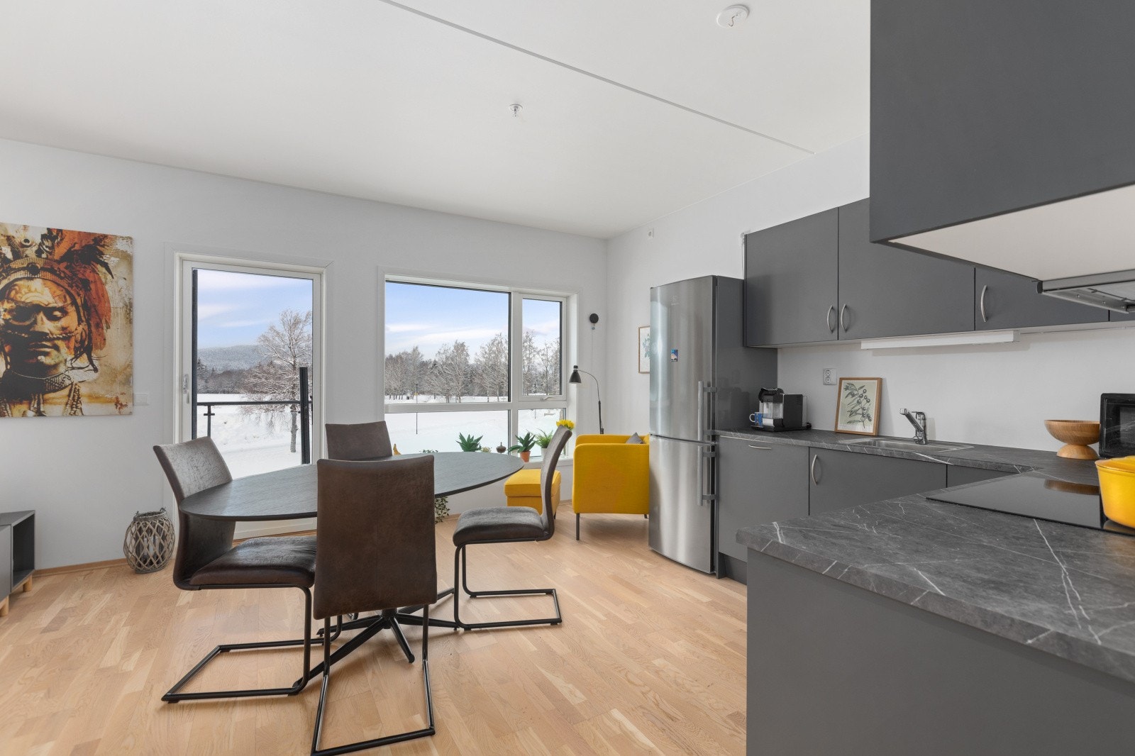 De store vinduene slipper inn rikelig med naturlig dagslys og skaper en lys og luftig atmosfære i rommet. Galleribilde