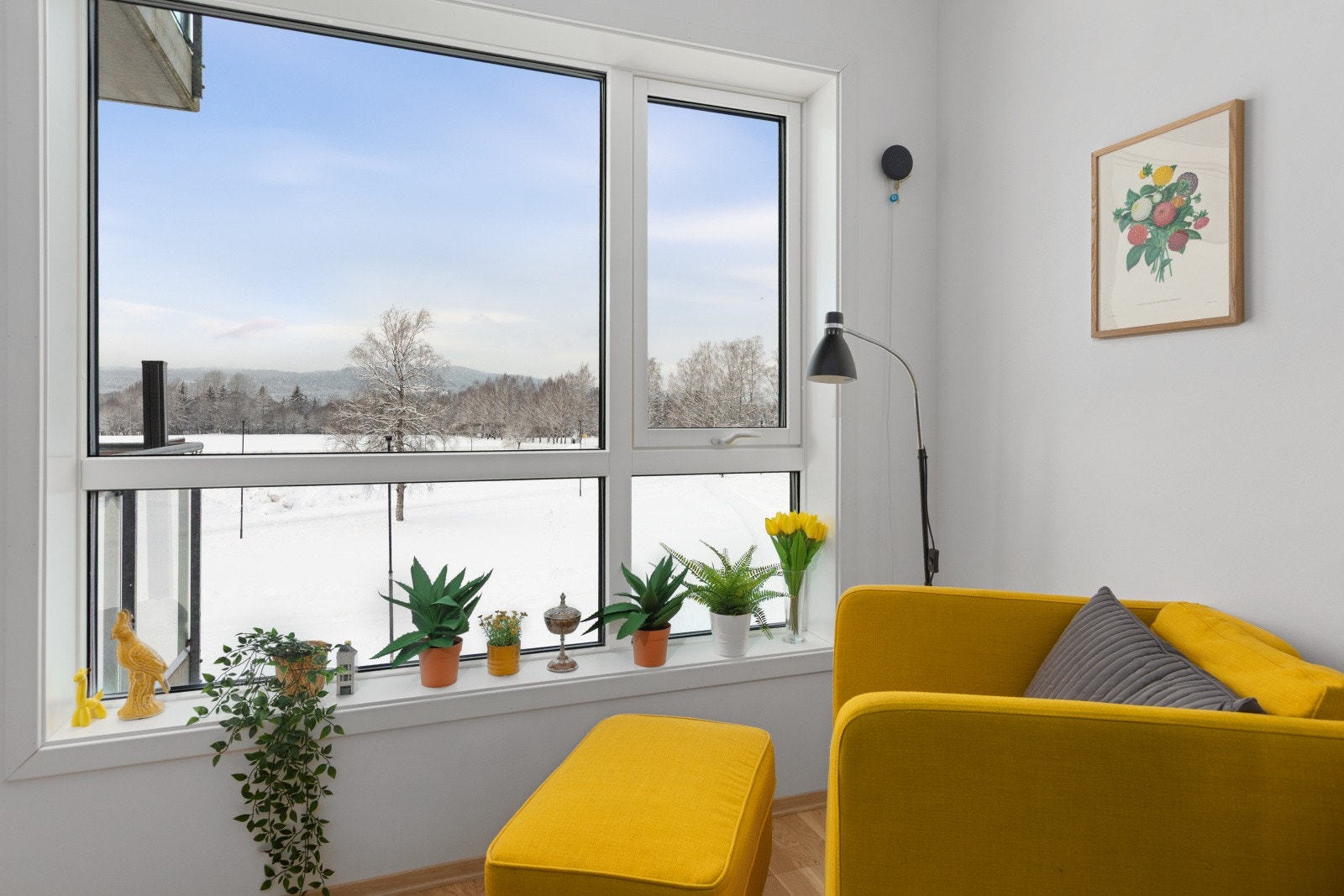 Den gjennomtenkte planløsningen gir en naturlig mulighet til å plassere en koselig lenestol foran vinduet - perfekt for å lene seg tilbake og nyte rolige stunder i behagelige omgivelser. Galleribilde