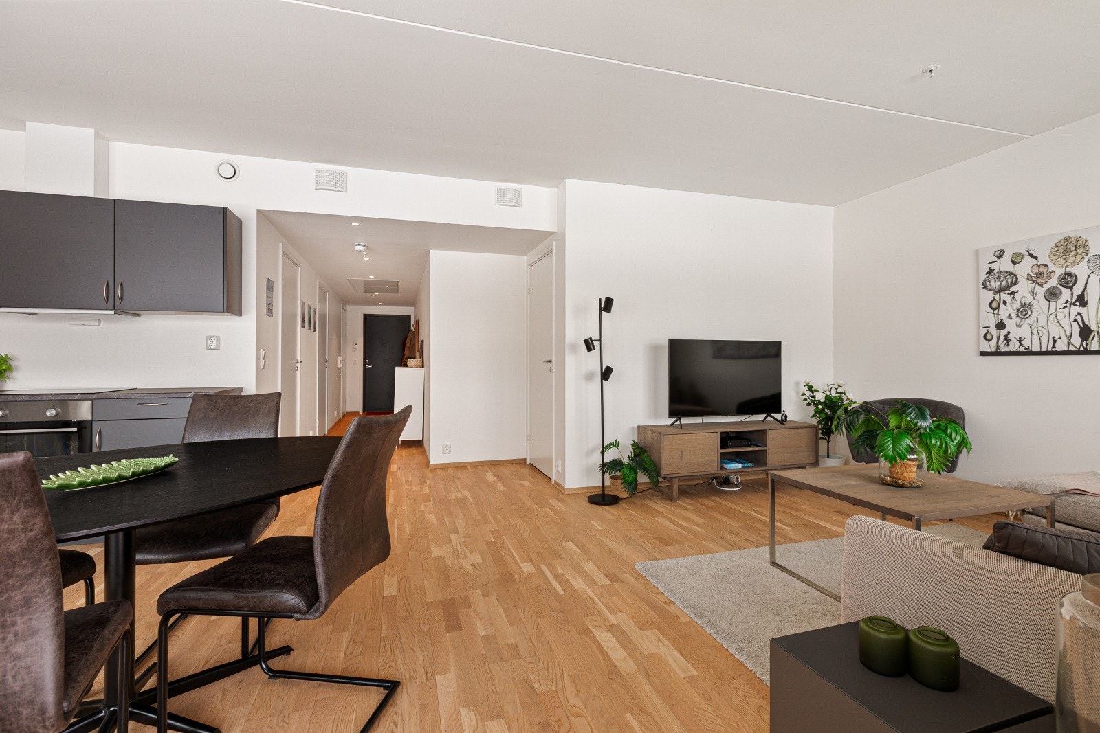 Parkettgulvet strekker seg gjennom stue og kjøkken, og gir en helhetlig romfølelse. Legg merke til den innvendige boden som er bak Tvn! Galleribilde