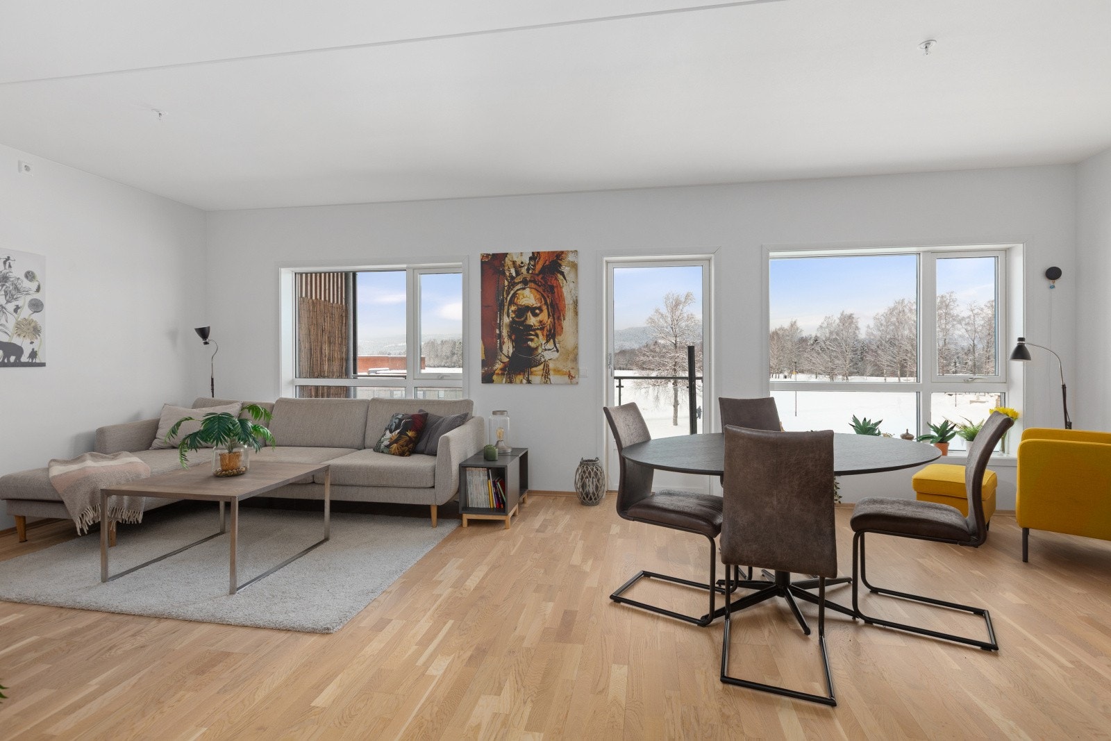 Her kan du flytte inn til en romslig og godt vedlikehold 2-roms i byggets tredje etasje. Galleribilde