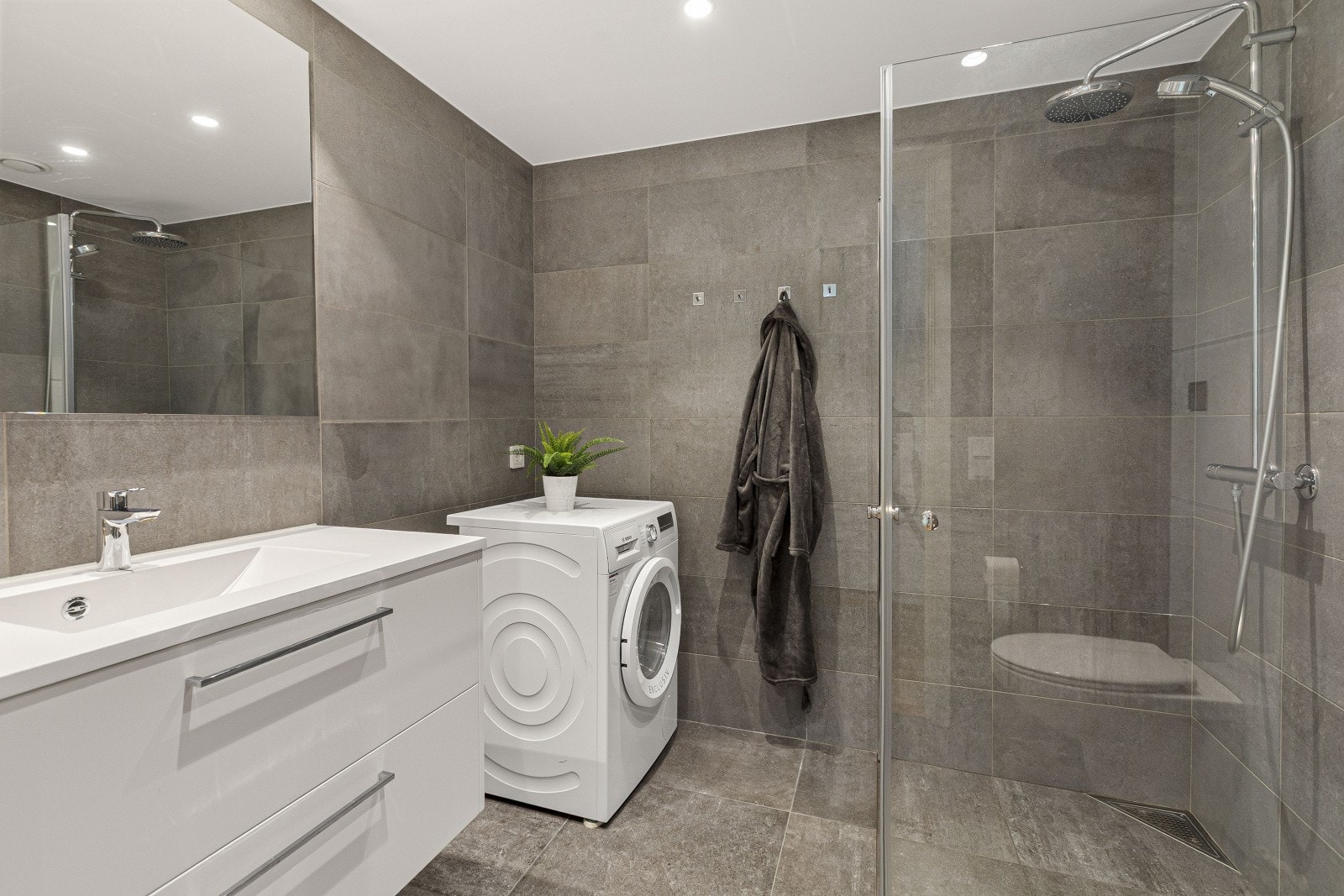 Innfellbare dusjdører i herdet glass. Balansert ventilasjon sikrer frisk luft og god innemiljø på våtrommet. Galleribilde