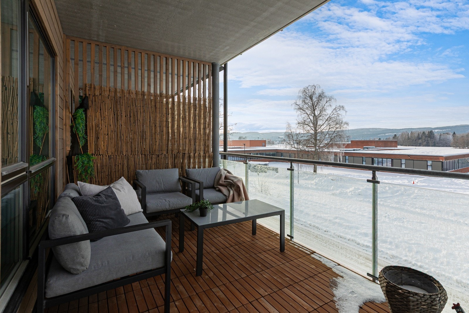 Balkongen på ca. 12m² har støpt betongdekke med trefliser og stål/alu rekkverk med glassplater. Utelys og stikkontakt på balkongen gir praktiske løsninger for kveldshygge. Galleribilde