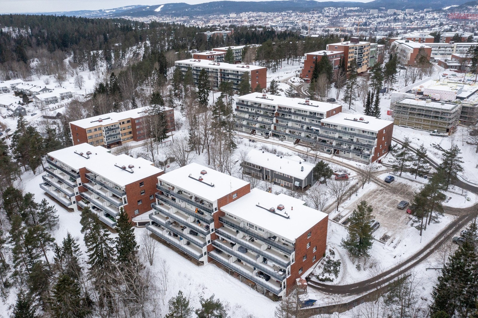 Ellingsrud Boligsameie er omgitt av store, åpne grøntområder med bilfrie soner og pent opparbeidede fellesarealer rett utenfor døren. Området fremstår oversiktlig og trivelig, med et godt naboskap og en rolig atmosfære. Galleribilde