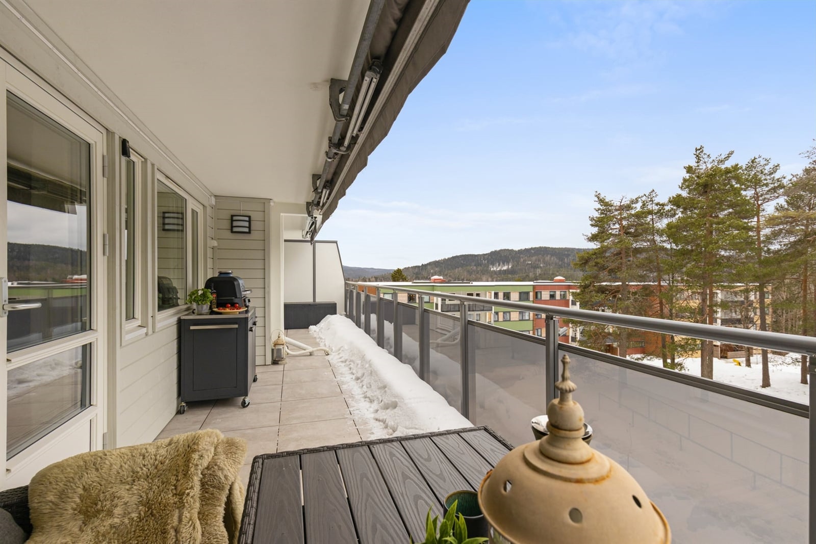 En lekker og oppgradert 3-roms leilighet i 4. etasje med stor, vestvendt balkong på 21 m². Galleribilde