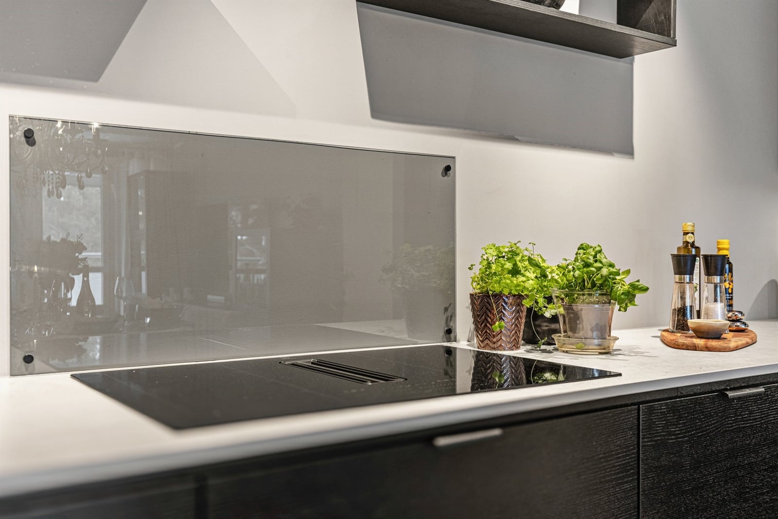Platetoppen har en smart, integrert kullfilterventilator som gir et rent uttrykk. Galleribilde