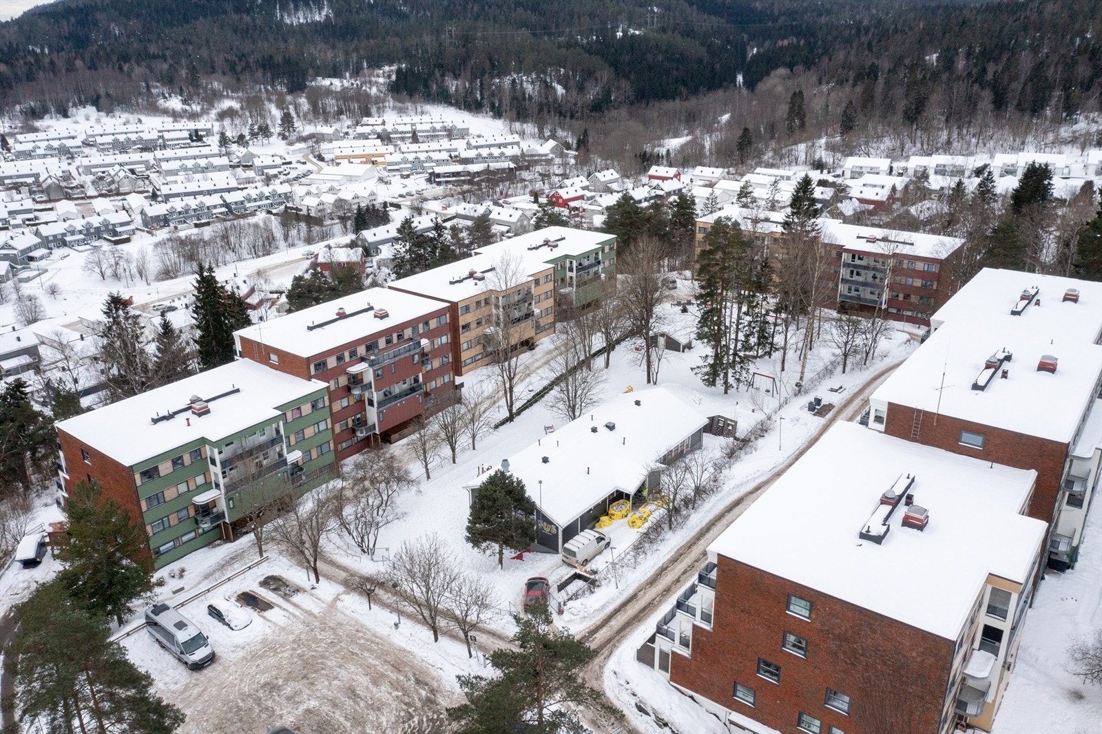 Her får du en kombinasjon mange ser etter, men sjelden finner: grønne utearealer, rolige omgivelser og kort vei til alt som får hverdagen til å fungere smidig. Galleribilde