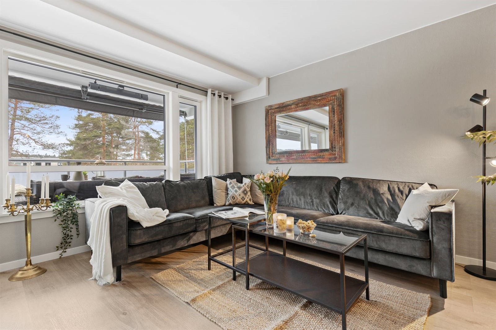 Stuen har god plass til både sittegruppe og spisebord, med direkte utgang til balkongen. Galleribilde