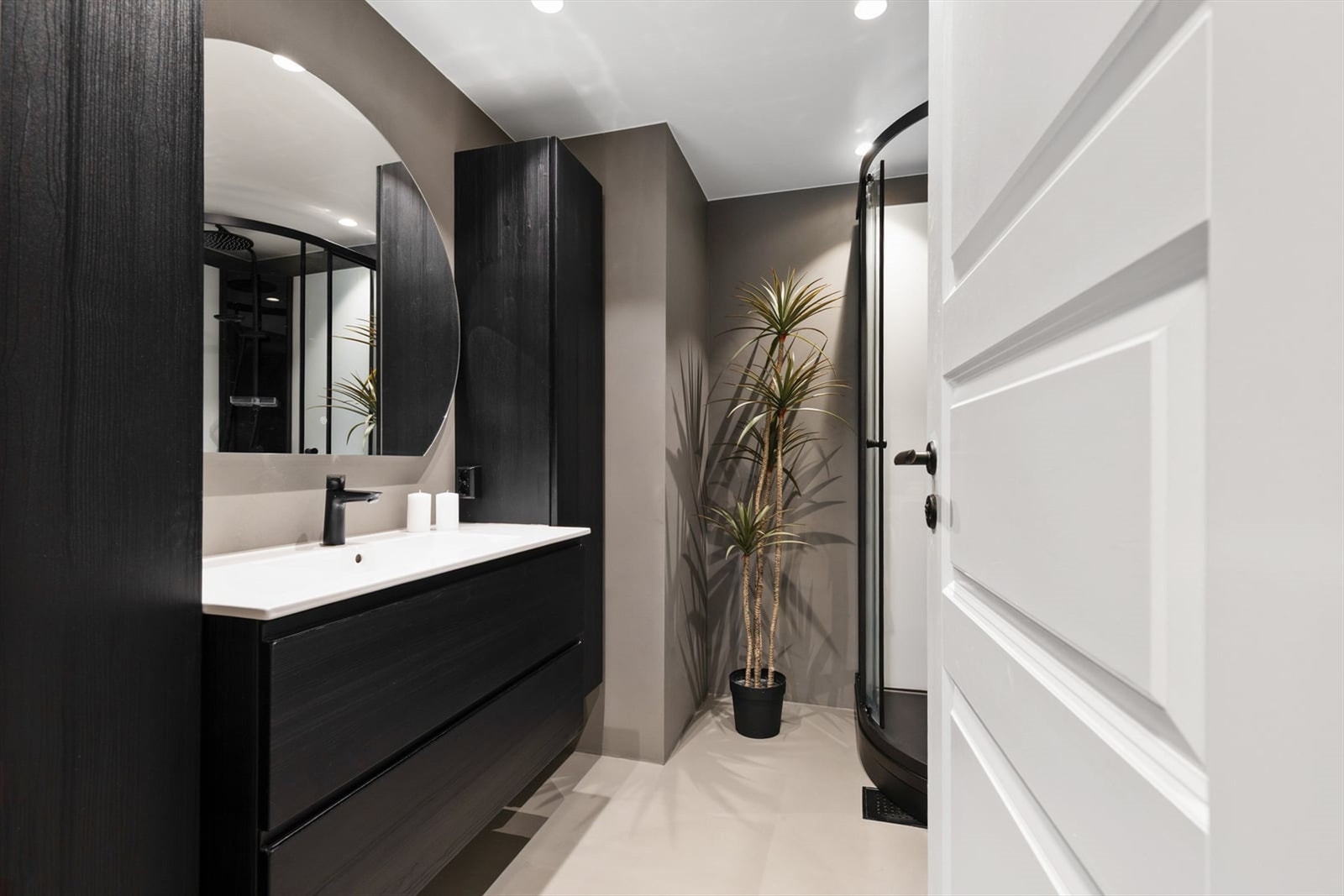 Badet er modernisert i 2023 med delikate overflater i mikrosement og innfelte downlights. Galleribilde