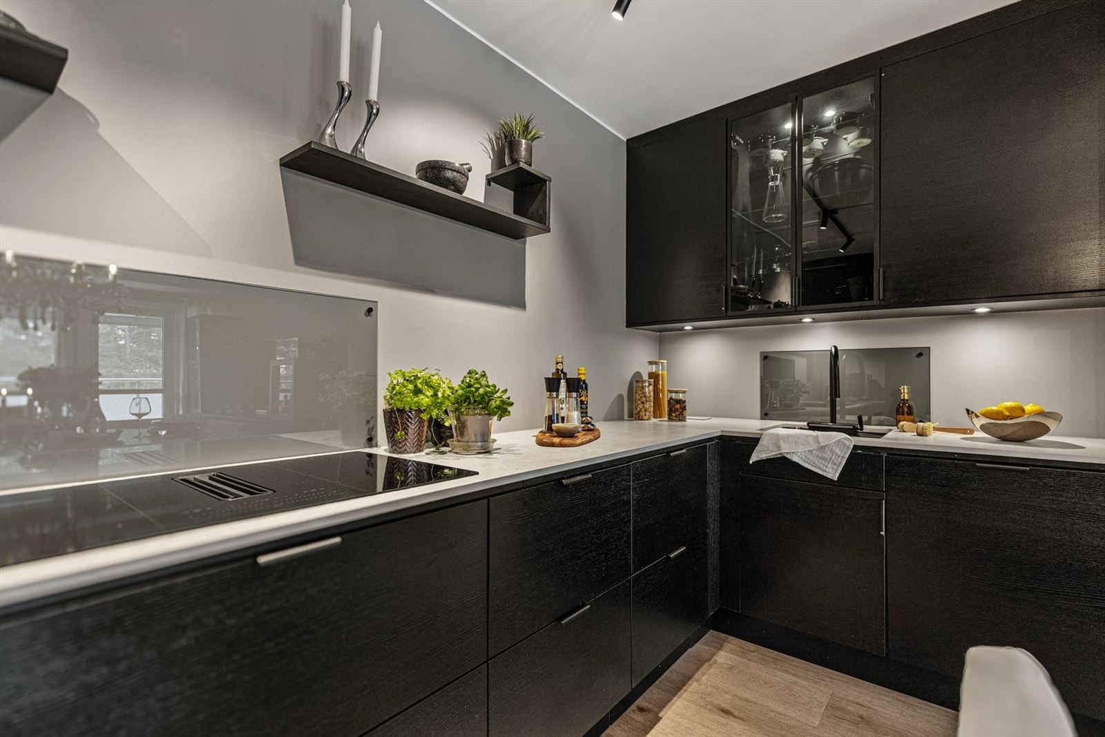 Benkeplaten i keramikk er både robust og elegant, med en praktisk underlimt vaskekum. Galleribilde