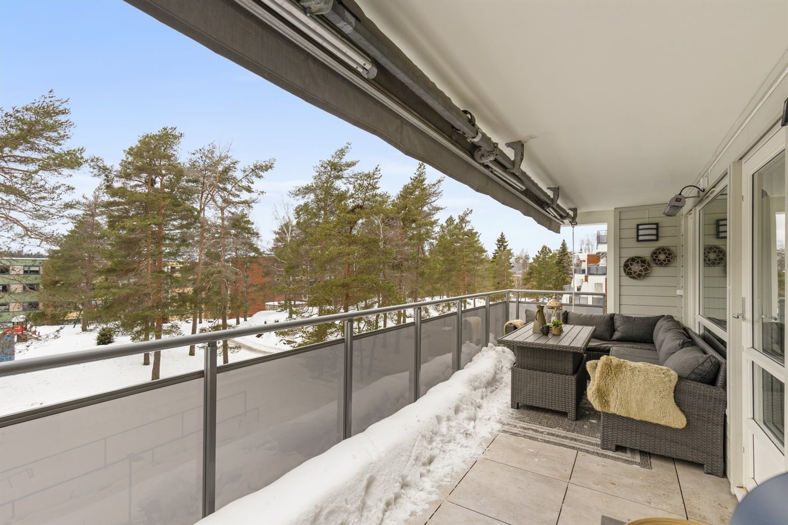 Fra balkongen er det en åpen utsikt over nærområdets grønne og rolige omgivelser. Galleribilde