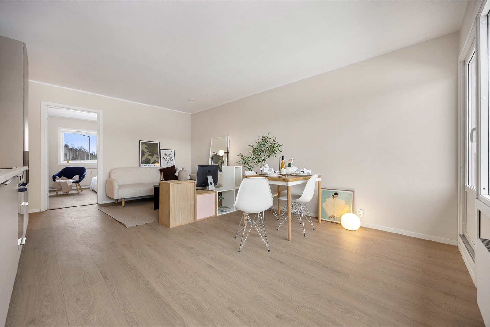 Oppvarming skjer via radiatorer med fjernvarme fra fellesanlegget. Galleribilde