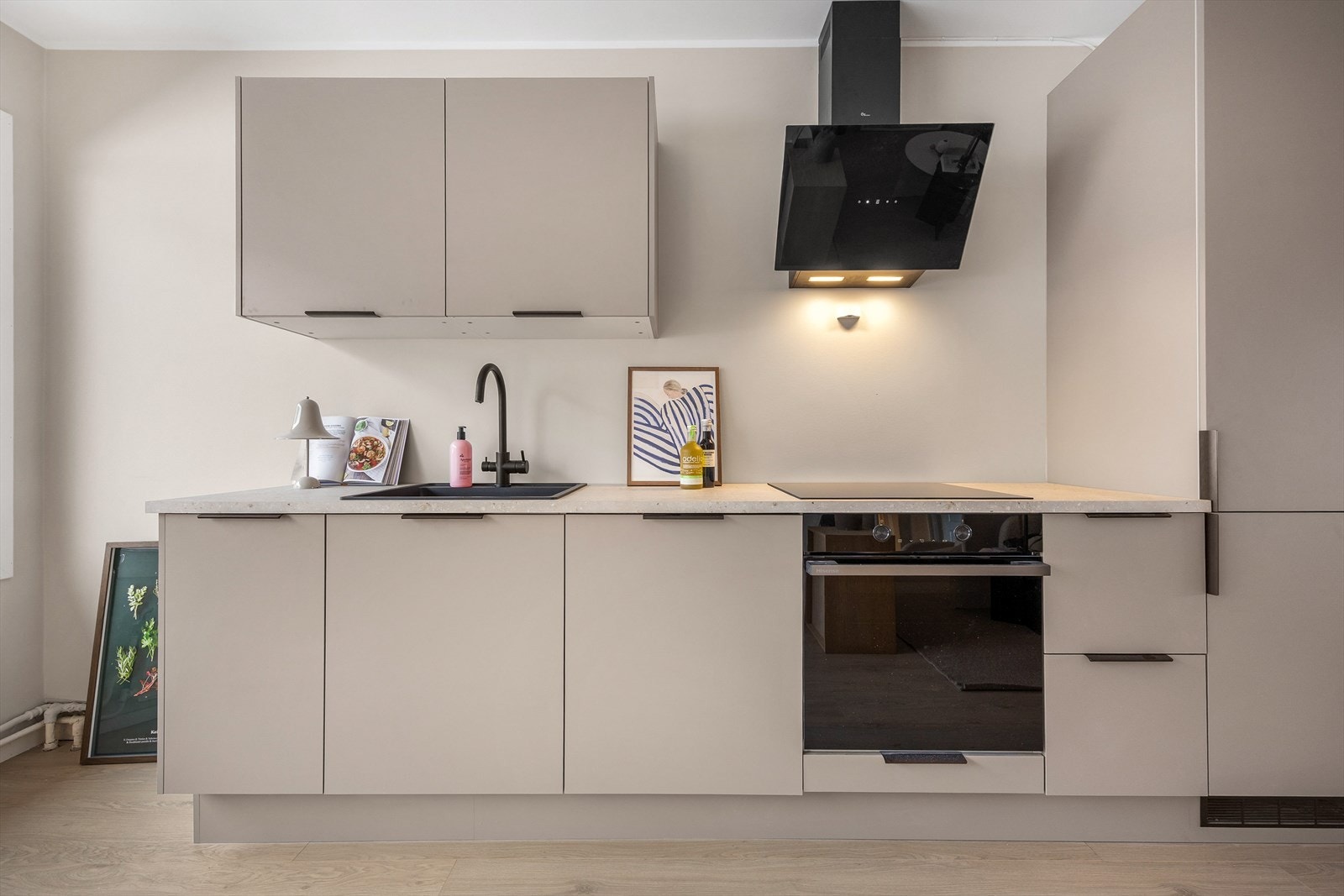 Kjøkkenet er utstyrt med integrert ovn, induksjonstopp, oppvaskmaskin og kjøl/frys. Galleribilde