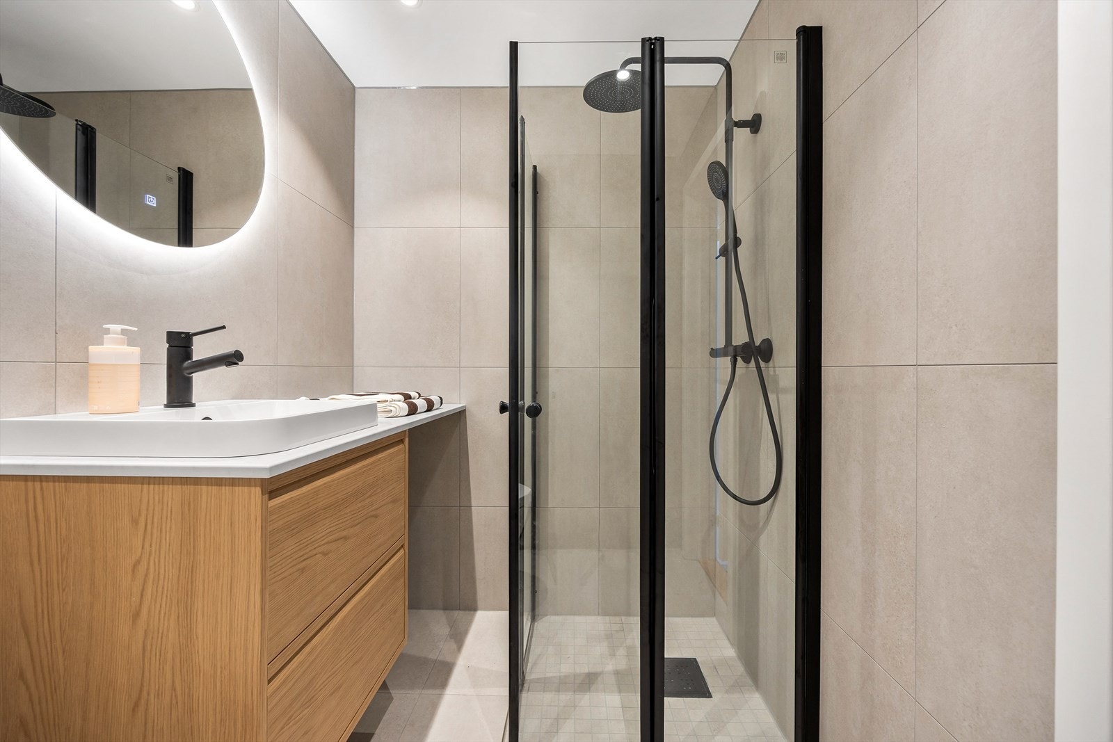 Dusjhjørnet har innfellbare dører og termostatbatteri for en praktisk og plassbesparende løsning. Galleribilde