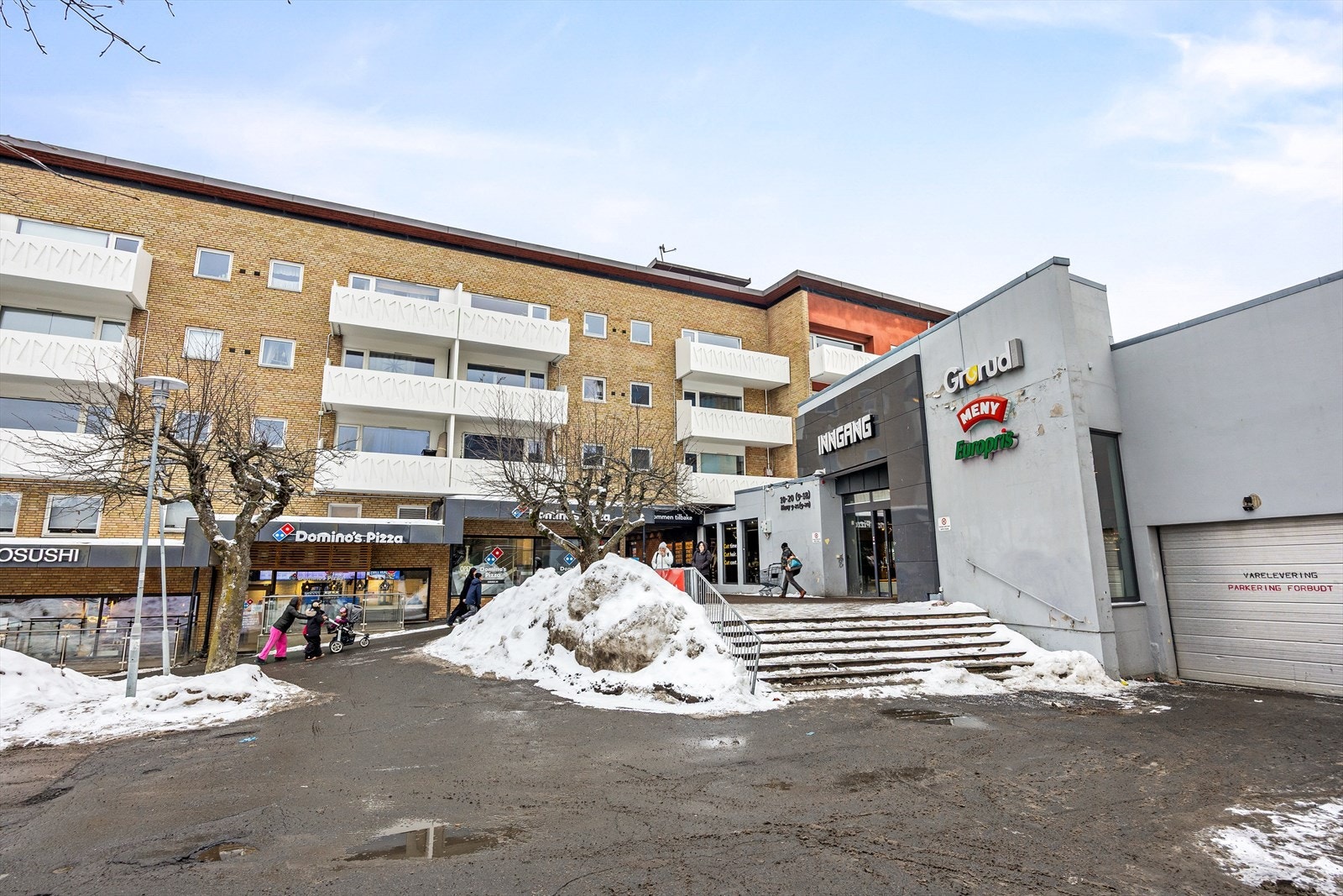 Med Grorud Senter i samme bygg er dagligvarehandel og servicetilbud lett tilgjengelig. Her har du også Grorud bussterminal og T-bane Galleribilde