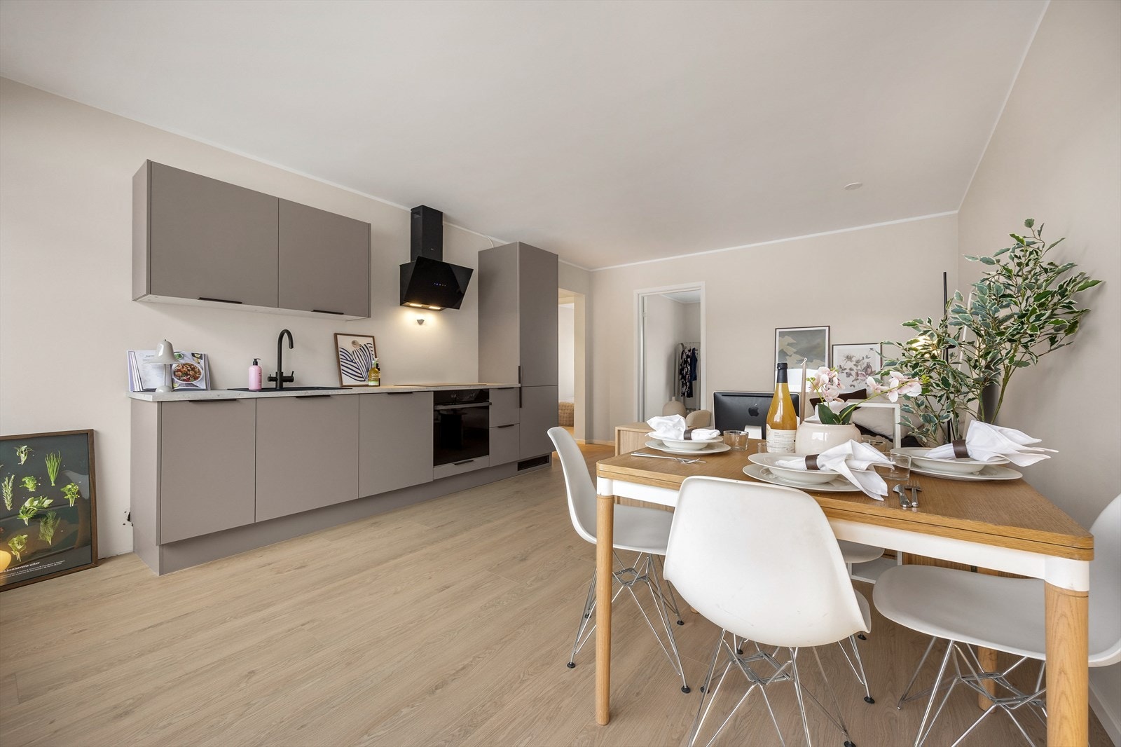 Leiligheten har en åpen og sosial stue- og kjøkkenløsning, pusset opp i 2026. Galleribilde